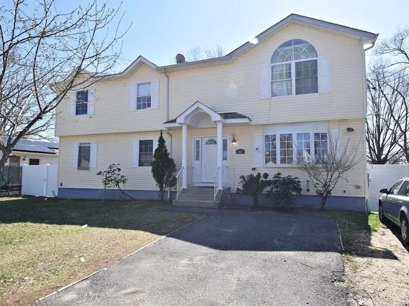 154 42nd Street, Copiague, NY 11726