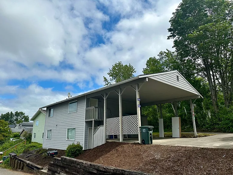 2025 Yew St — Photo 1