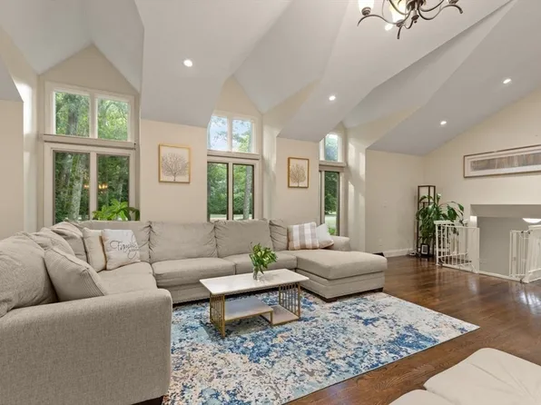 44 Eisenhower Dr, Sharon, MA 02067