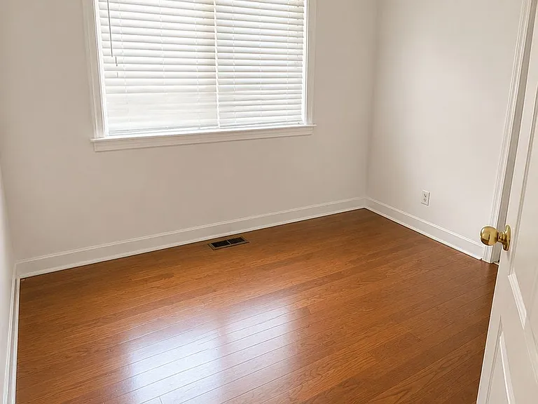 540 McCowan Rd #MAIN FLOOR — Photo 10
