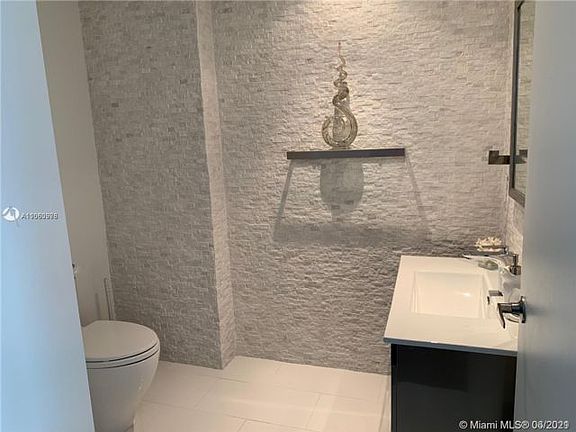 3rd image of 1900 N Bayshore Dr APT 3116