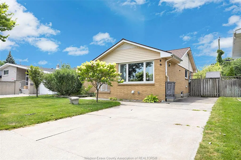 3 bed, $2,200 — Photo 2