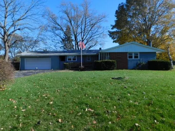 8027 Amber Dr, Machesney Park, IL 61115