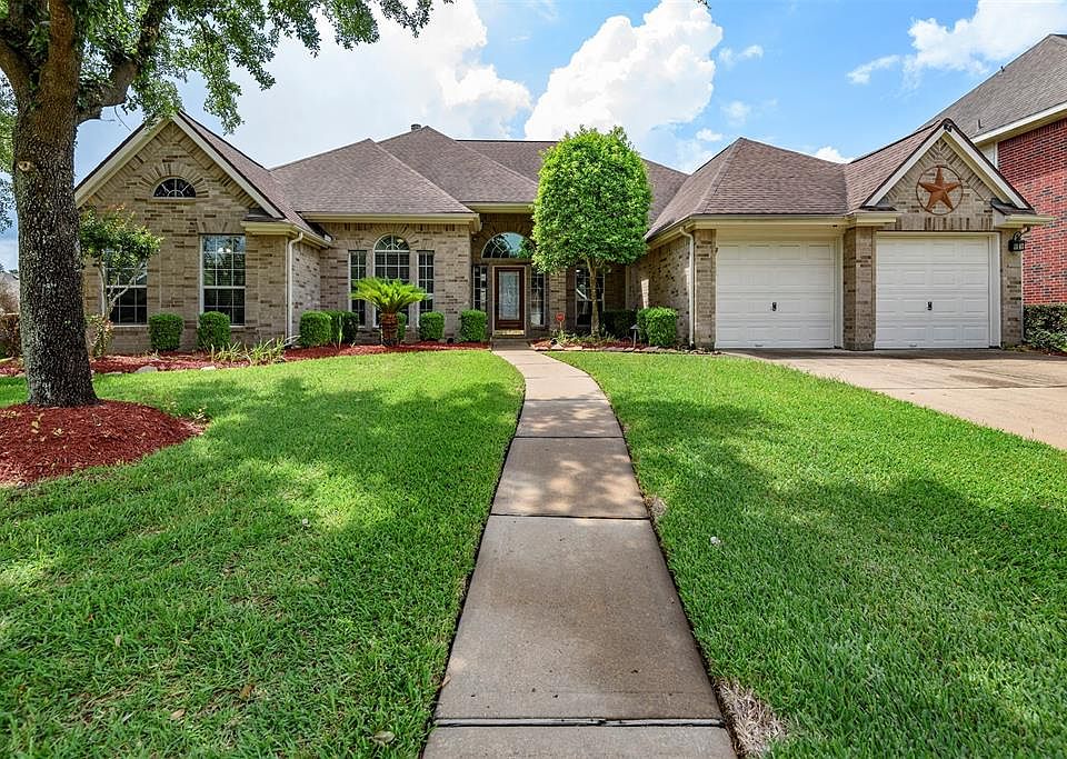 Exquisite one story conveniently located in the heart of Klein, Tx, situated between Grand Parkway 99, FM 2920, SH 249 and Beltway 8 - minutes from shopping, dining and entertainment at Vintage Marketplace and Grand Parkway Center.