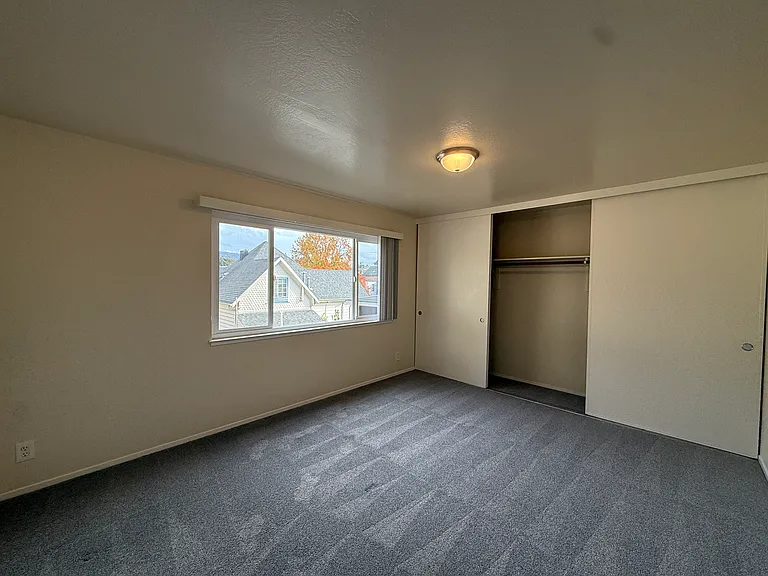 734 E 20th St #7 — Photo 8