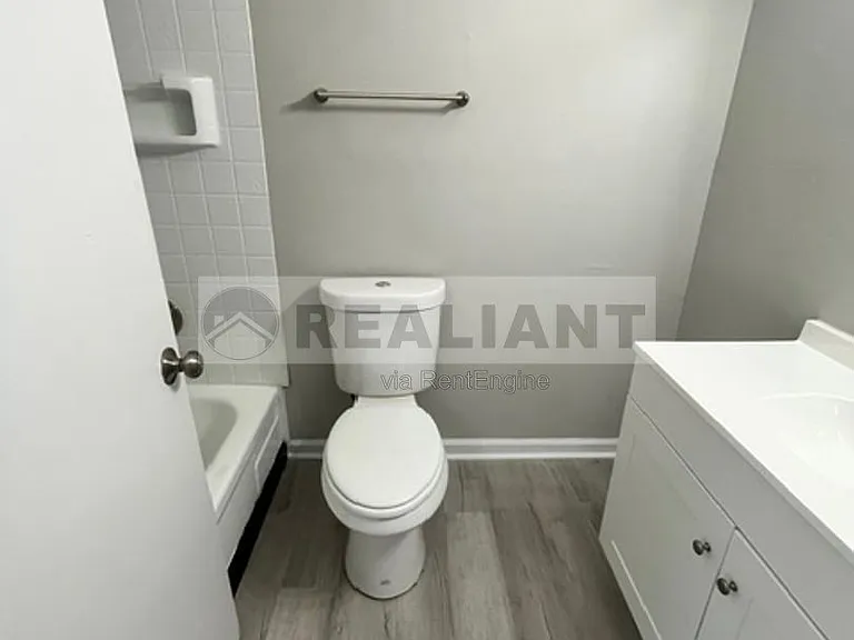2021 Cambridge Dr #11 — Photo 8