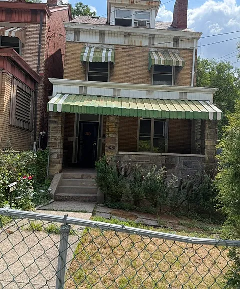 142 Robinson St — Photo 1