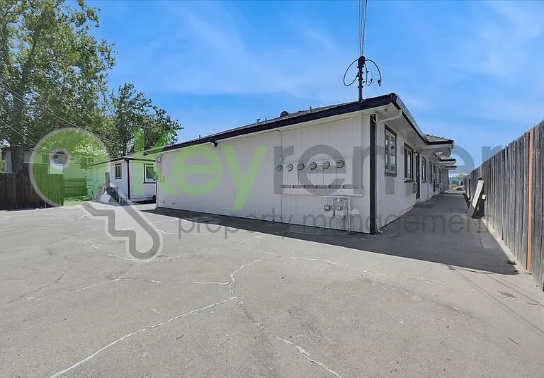 1071 Santiago Ave #6 — Photo 23