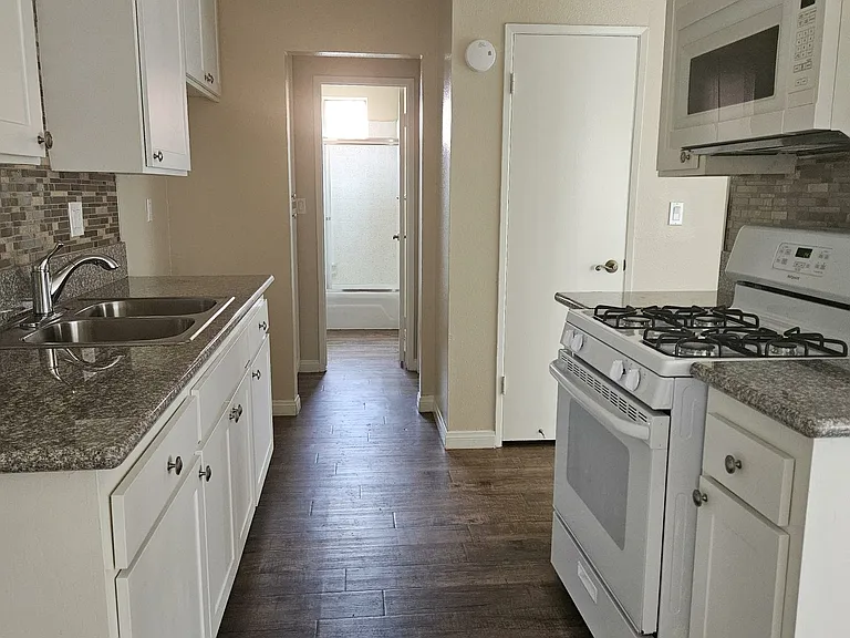 Bright & Wardman Apartments — Photo 11