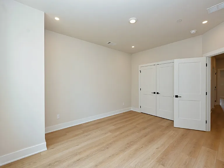 126 Zola Aly — Photo 41