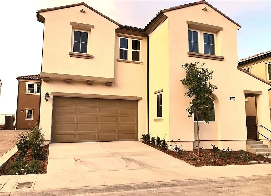 4 bed, 2399 sqft, $6,000 — Photo 1