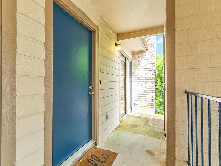 7098 N Holiday Dr — Photo 5