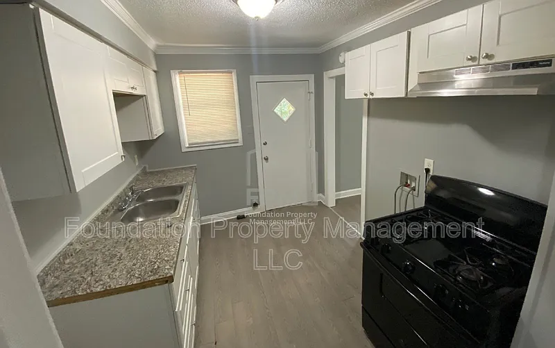3 bed, 1.0 bath, 1049 sqft, $925 — Photo 3