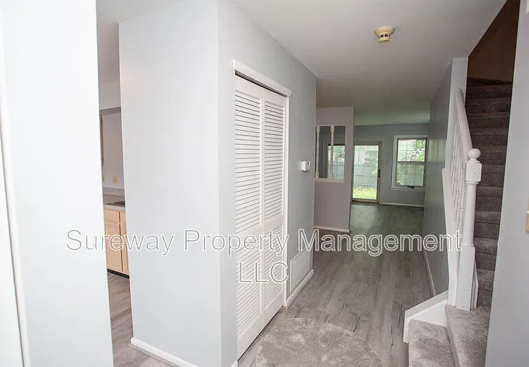 12 Grant Ln — Photo 3