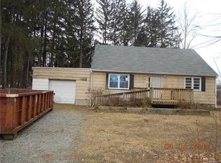 27 McVeigh Rd, New Hampton, NY 10958