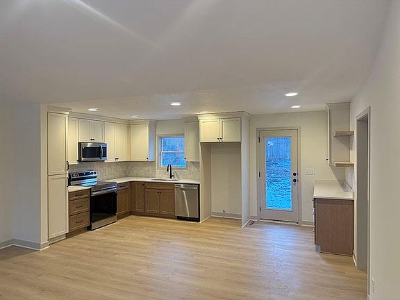 2nd image of 626 NW Village Dr