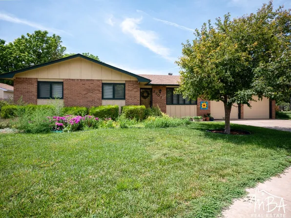 2207 N Apache Dr, Garden City, KS 67846