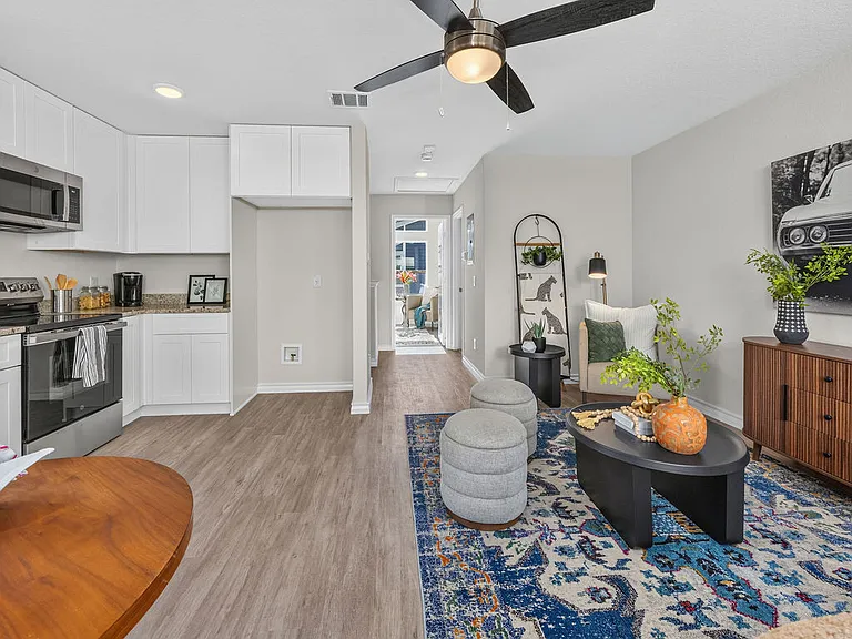310 W Evergreen St #101 — Photo 6
