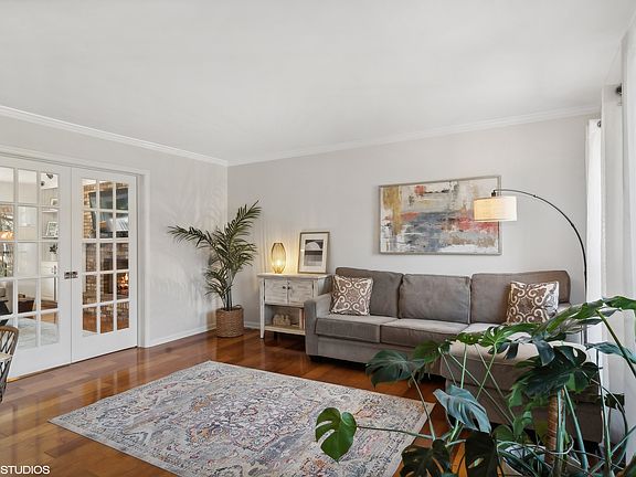 4th image of 1544 Saranell Ave