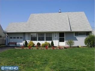 87 Jonquil Ln, Levittown, PA 19055