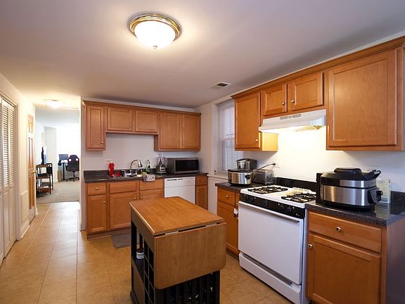 2nd image of 3648 N Lakewood Ave #H