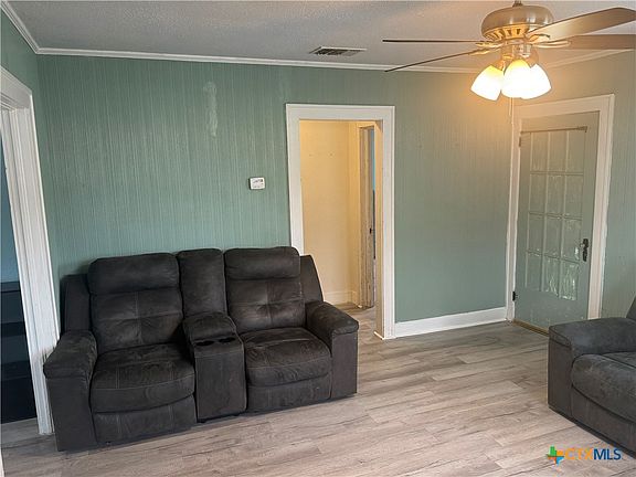 5th image of 105 W Brackenridge St