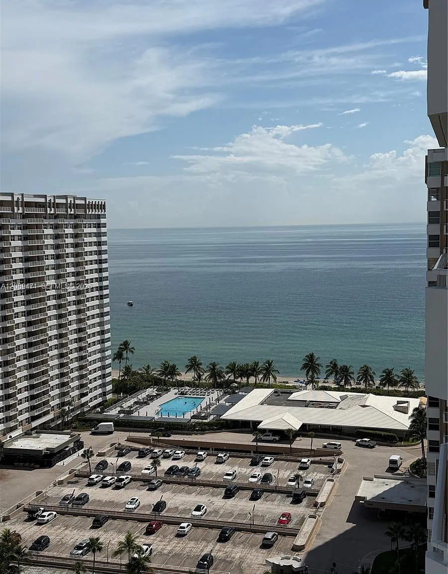 Hemispheres Condo — Photo 1