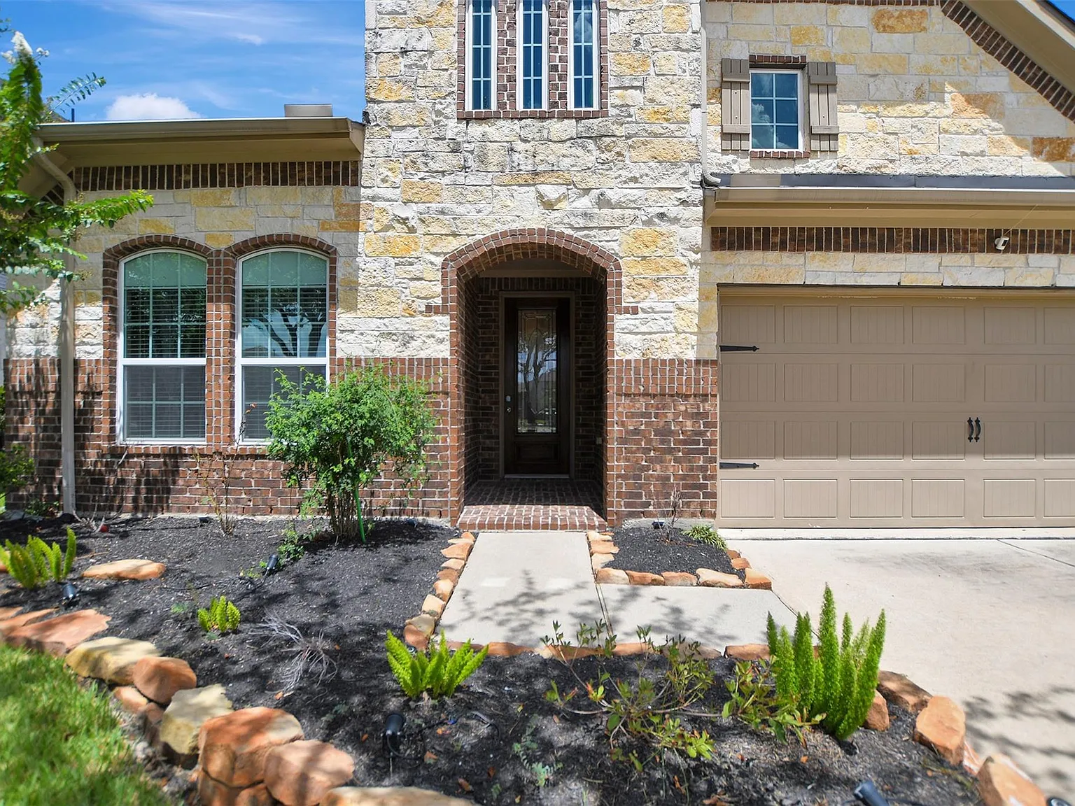 4 bed, 3.0 bath, 2309 sqft, $2,800 — Photo 2