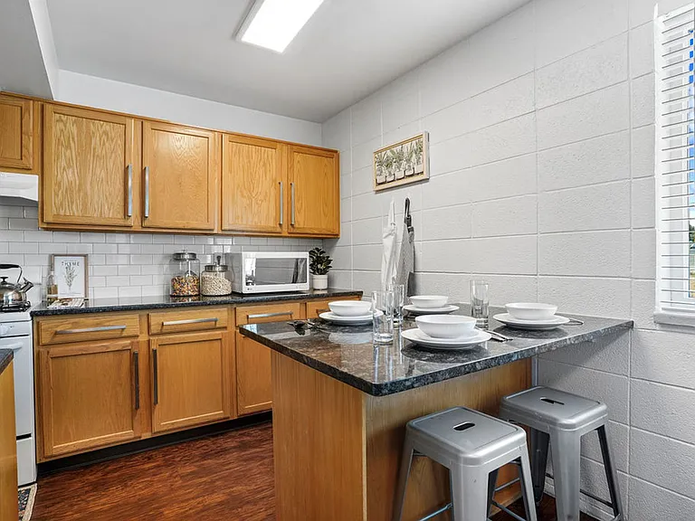 STUDENT HOUSING - MUST BE 18-30YRS OLD — Photo 2