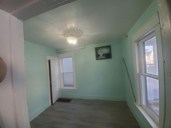 5th image of 124 Sobieski St #2