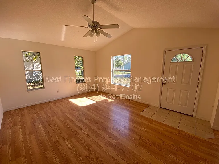 908 Helen St — Photo 3