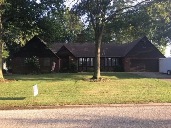 105 Hawthorn Est, Salem, IL 62881