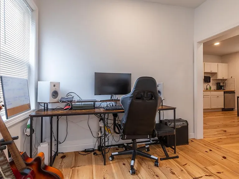9 America St #2R — Photo 5