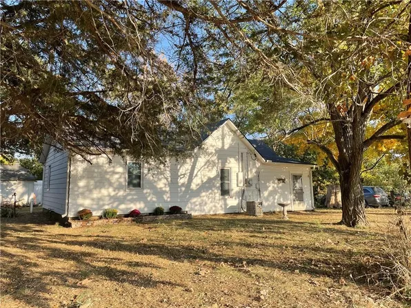 17215 S Cemetery Rd, Pleasant Hill, MO 64080