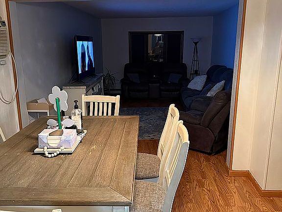 2nd image of 204 4th Ave NE
