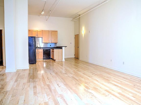 4th image of 920 Olive St