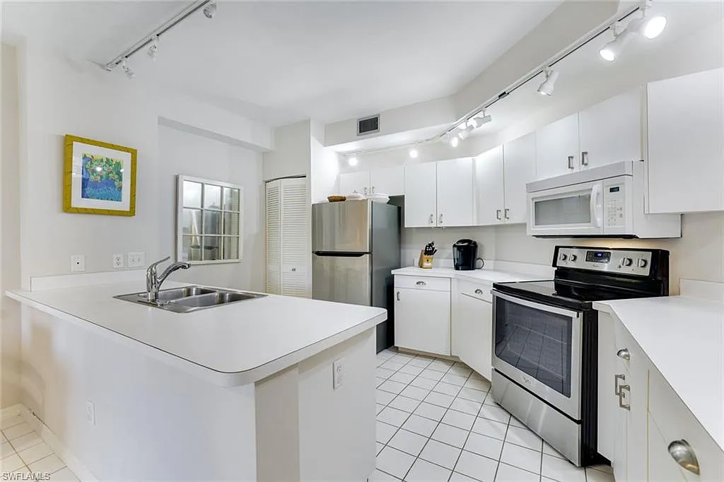 2 bed, 2.0 bath, 1747 sqft, $10,500 — Photo 3