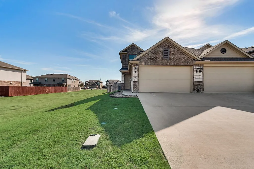 Building Photo - 4929 Sanger Circle Dr #4929