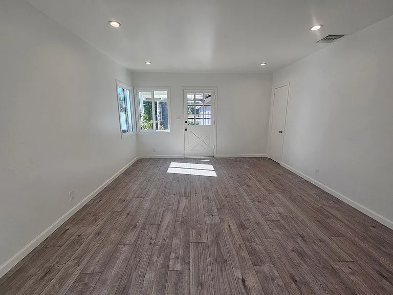 3023-3025 Community Ave — Photo 5