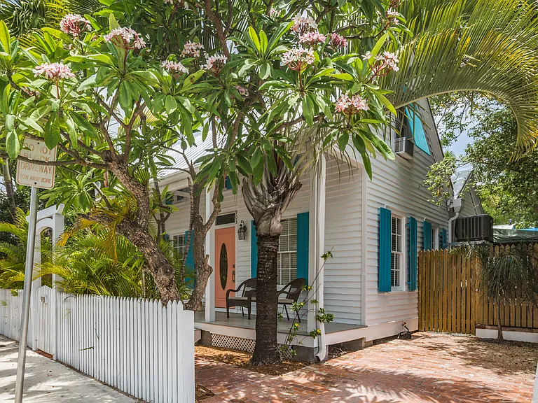 903 Thomas St — Photo 2