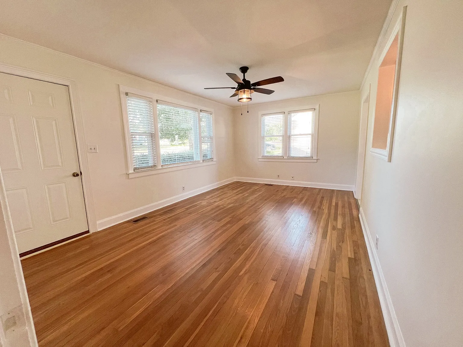3 bed, 1.0 bath, 1008 sqft, $1,550 — Photo 3