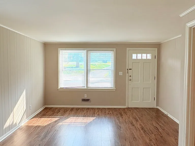 621 Cabell Dr — Photo 2