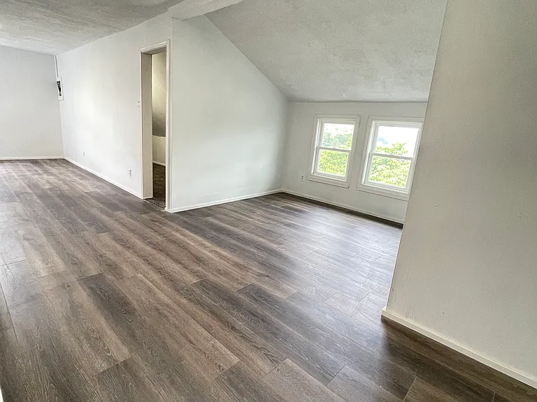 503 E State St — Photo 10