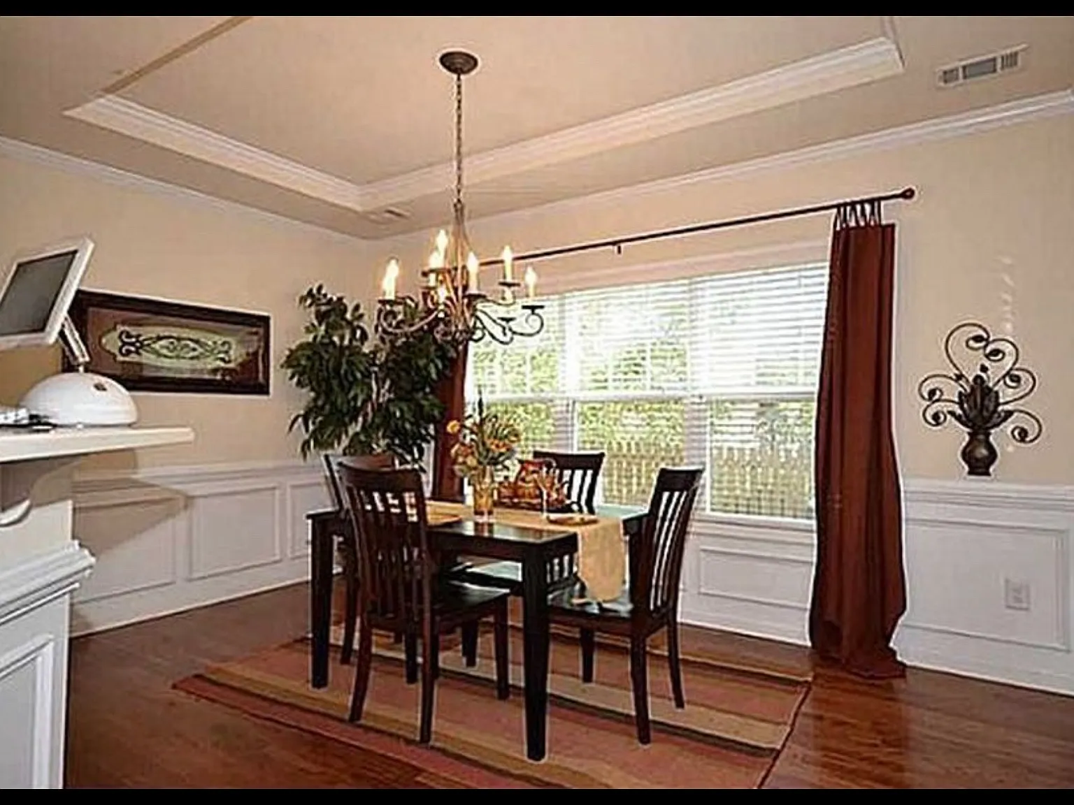 3 bed, 2.5 bath, 2024 sqft, $2,575 — Photo 3