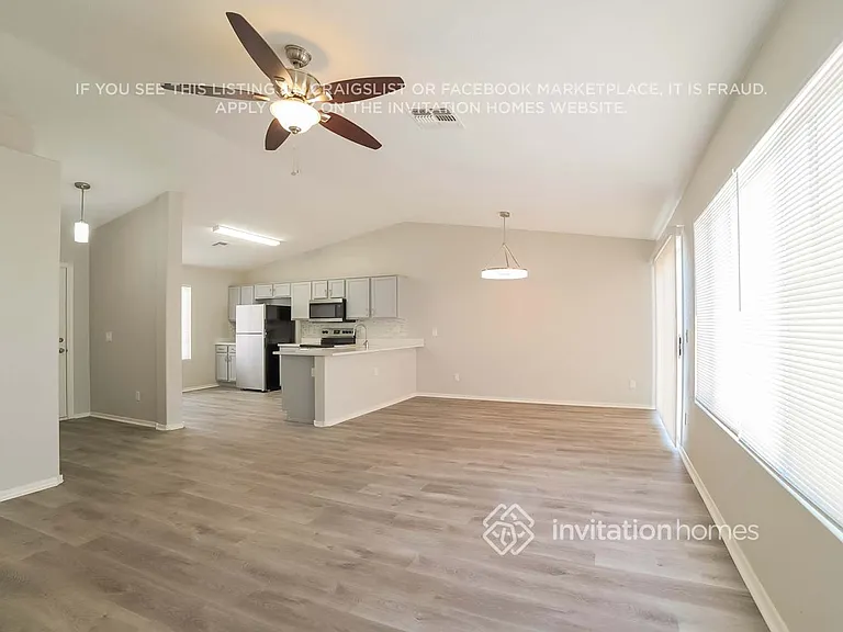 802 E Roberts Ave — Photo 2