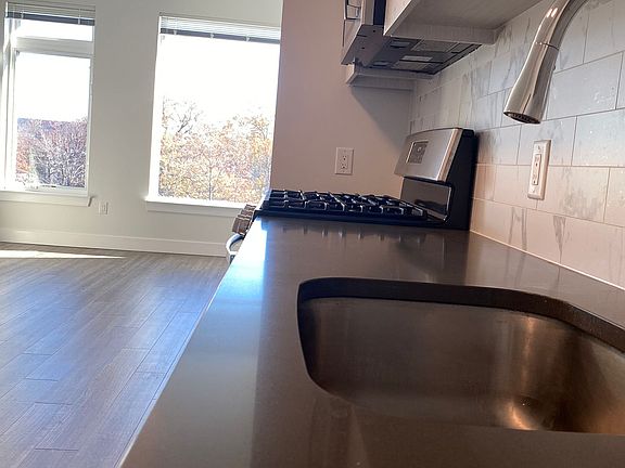 4th image of 475 William St Unit 406