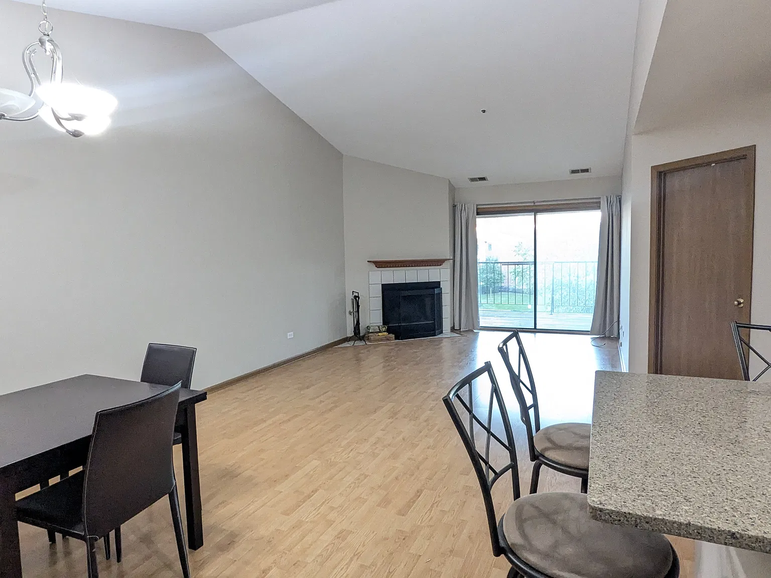 2 bed, 1100 sqft, $2,300 — Photo 3