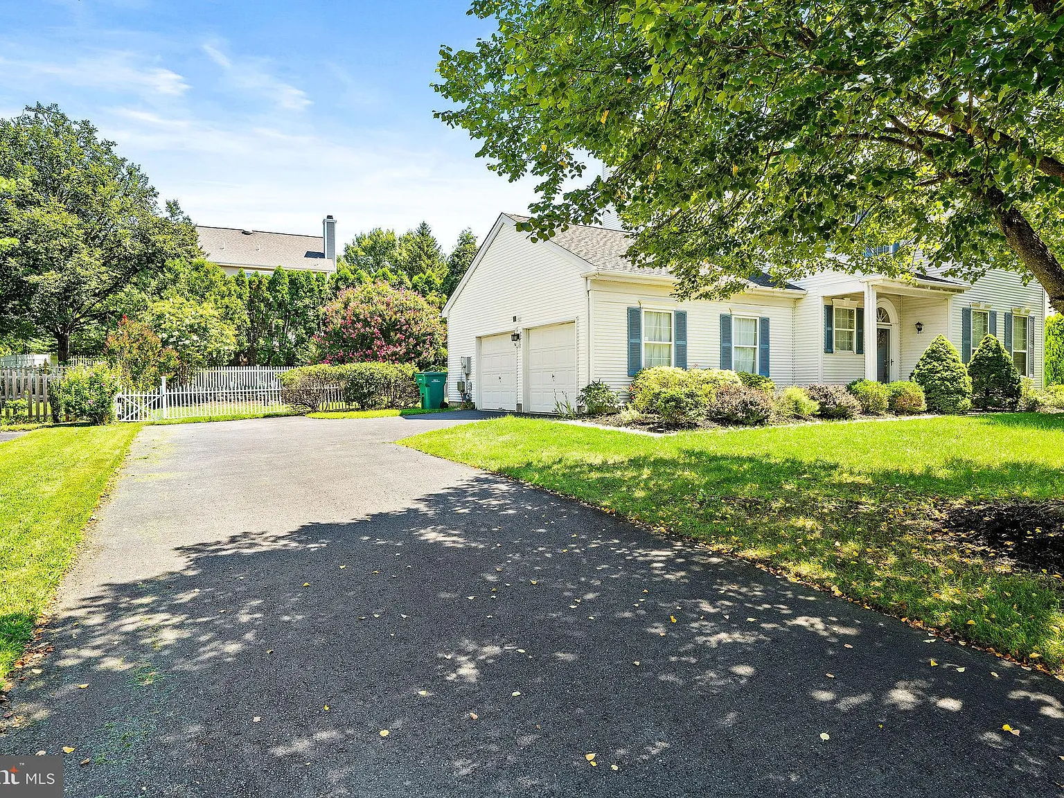 3 bed, 2.5 bath, 1885 sqft, $3,600 — Photo 2