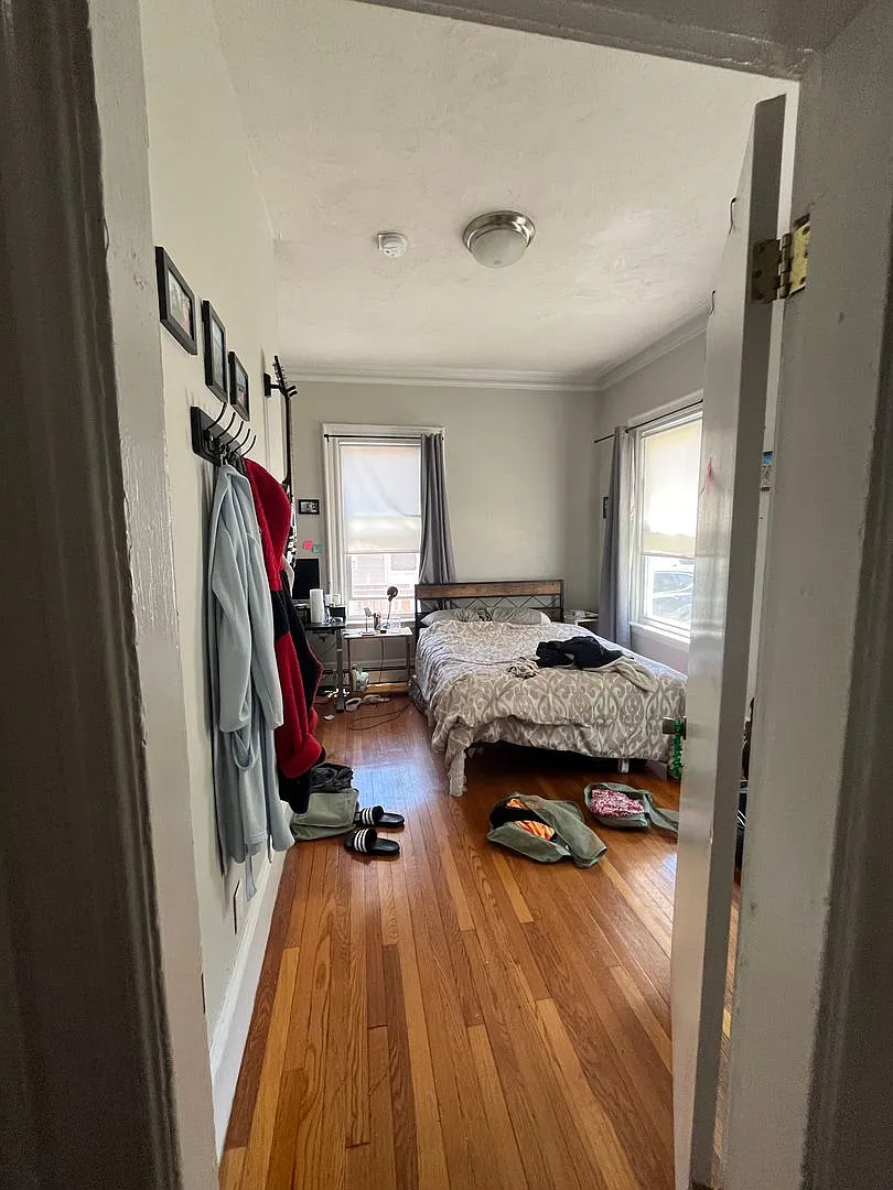 No Brokers Fee, Eat-in Kitchen, Large bedrooms, Laundry on a Site — Photo 1