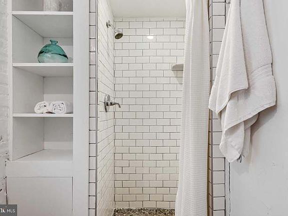 5th image of 1211 N Lovegrove St #1